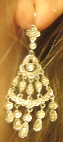 xxM1253M 14k white gold diamond dangle earrings. Takst-Valuation N.Kr. 15 000